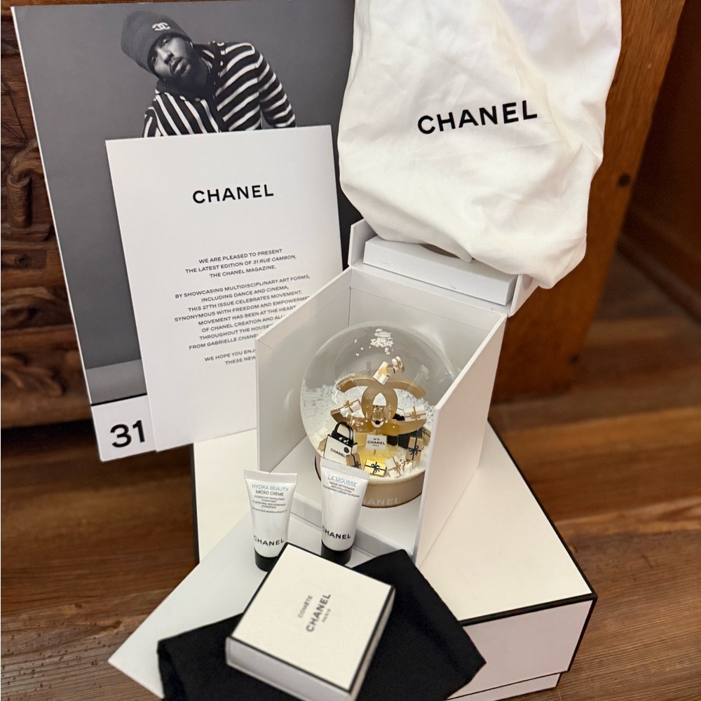This is an authentic CHANEL Glass CC Shopping Bag Snow Globe in Gold & MORE!!!!